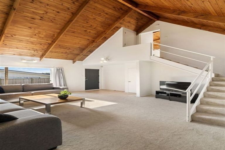 Photo of property in 2/30 Bond Crescent, Forrest Hill, Auckland, 0620