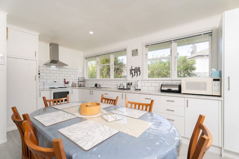 Photo of property in 30 Surprise Place, Cannons Creek, Porirua, 5024