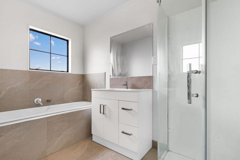 Photo of property in 14 Imperial Place, Henderson, Auckland, 0612