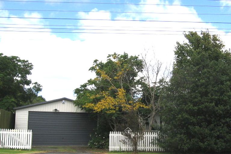Photo of property in 2/1 Woodside Road, Massey, Auckland, 0614