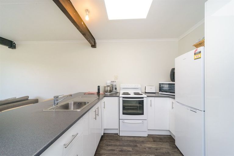 Photo of property in 12 Westmere Place, Takaro, Palmerston North, 4412