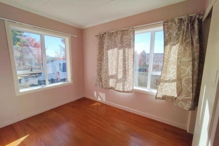 Photo of property in 8 Armstrong Place, New Lynn, Auckland, 0600