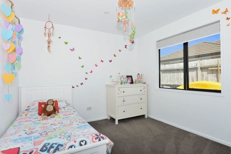 Photo of property in 16 Roto View, One Tree Point, 0118