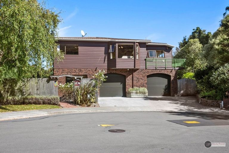 Photo of property in 2 Lady Bell Grove, Lowry Bay, Lower Hutt, 5013