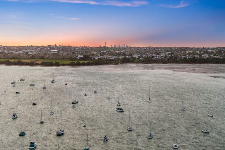 Photo of property in 16 Clyside Avenue, Half Moon Bay, Auckland, 2012