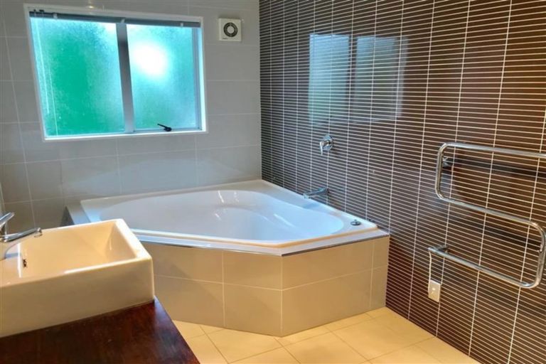 Photo of property in 20 Cherrywood Crescent, Northpark, Auckland, 2013