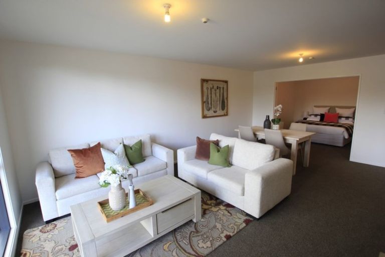 Photo of property in 68 Mountain Road, Henderson Valley, Auckland, 0612