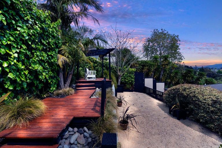 Photo of property in 2/11 Rangeview Road, Sunnyvale, Auckland, 0612