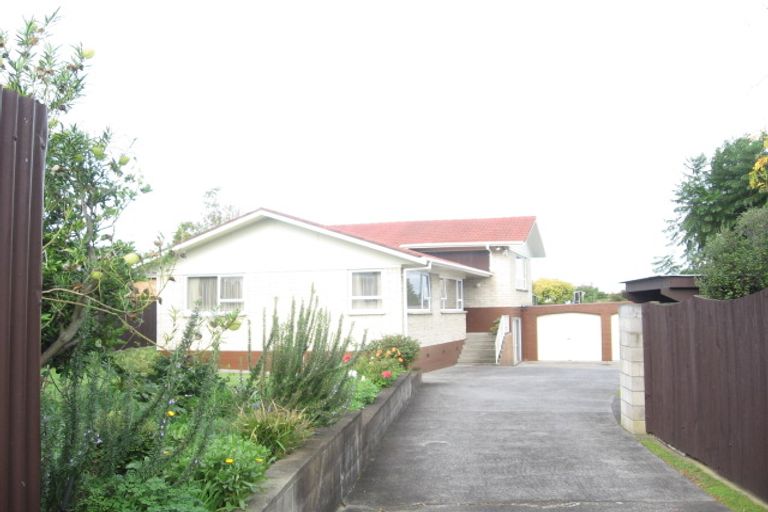 Photo of property in 18 Tupaki Place, Pakuranga Heights, Auckland, 2010
