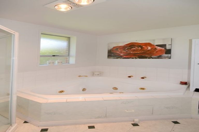 Photo of property in 10 Kinmont Crescent, Kinmont Park, Mosgiel, 9024