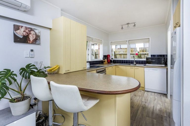 Photo of property in 2/8 Wykeham Place, Glenfield, Auckland, 0629