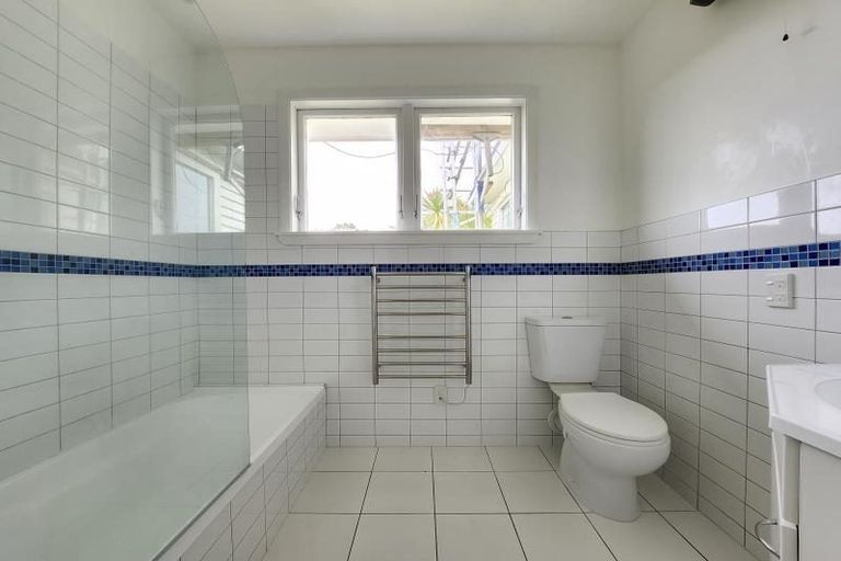 Photo of property in 23 Pinkerton Grove, Newlands, Wellington, 6037