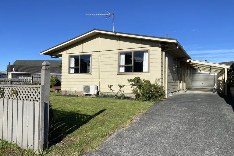 Photo of property in 75 Horokiwi Road West, Newlands, Wellington, 6037