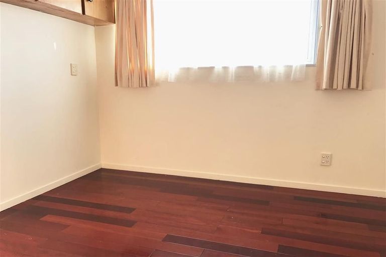 Photo of property in 1/71 Onewa Road, Northcote, Auckland, 0627