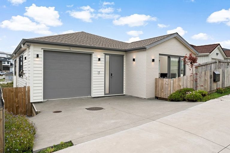 Photo of property in 6 Baumea Rise, Massey, Auckland, 0614