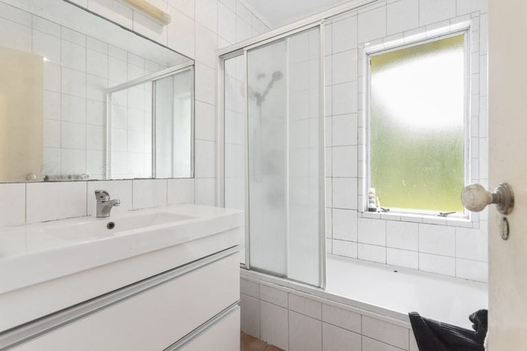 Photo of property in 17 Kervil Avenue, Te Atatu Peninsula, Auckland, 0610