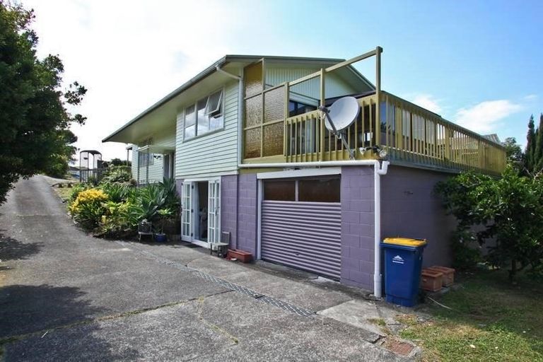 Photo of property in 35 Easton Park Parade, Glenfield, Auckland, 0629