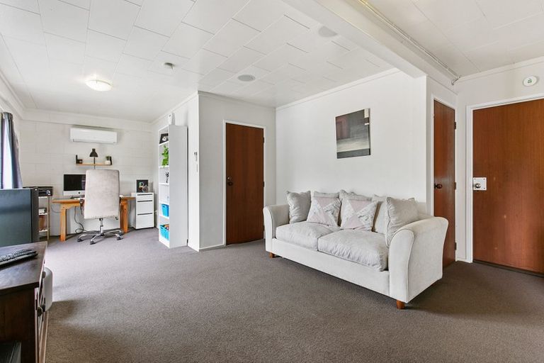 Photo of property in 4 Easter Parade, Glen Eden, Auckland, 0602