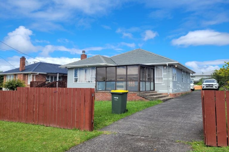 Photo of property in 15 Tiki Street, New Lynn, Auckland, 0600