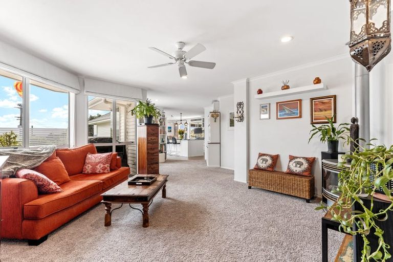 Photo of property in 1/4 Roberts Road, Matakatia, Whangaparaoa, 0930