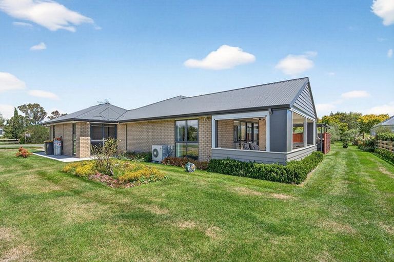 Photo of property in 3 Redwood Lane, Martinborough, 5711