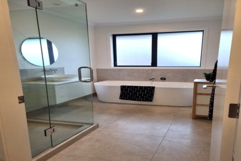 Photo of property in 18 Sardinia Grove, Fitzherbert, Palmerston North, 4410