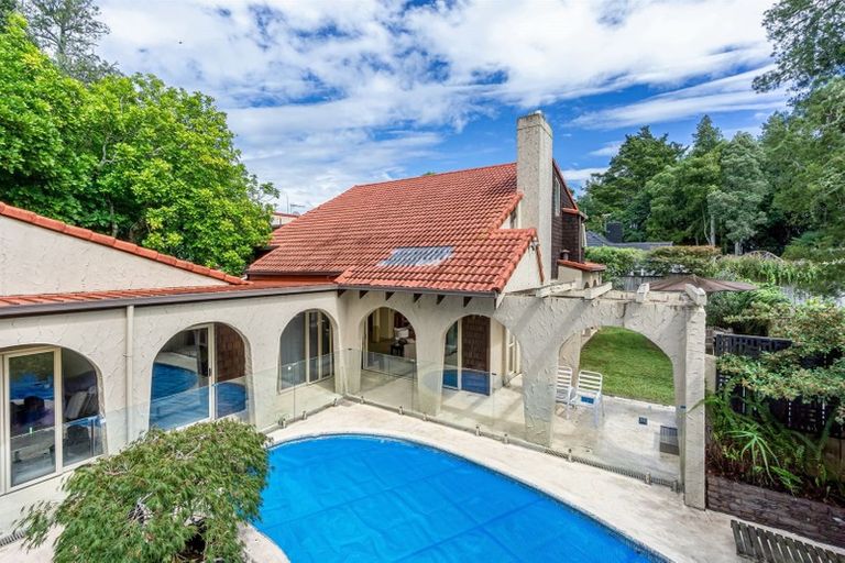 Photo of property in 1 Cobblestone Lane, Hillcrest, Auckland, 0627