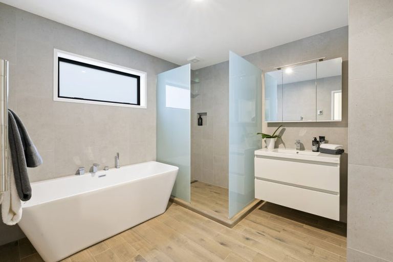 Photo of property in 136 East Coast Road, Forrest Hill, Auckland, 0620