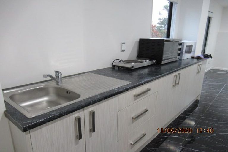 Photo of property in 5 Fernhaven Place, Massey, Auckland, 0614