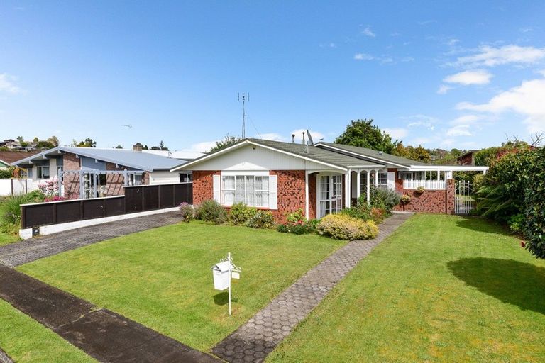 Photo of property in 11 Sandalwood Drive, Dinsdale, Hamilton, 3204