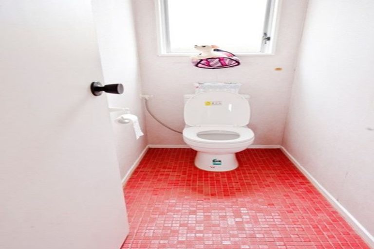 Photo of property in 13 Trias Road, Totara Vale, Auckland, 0629