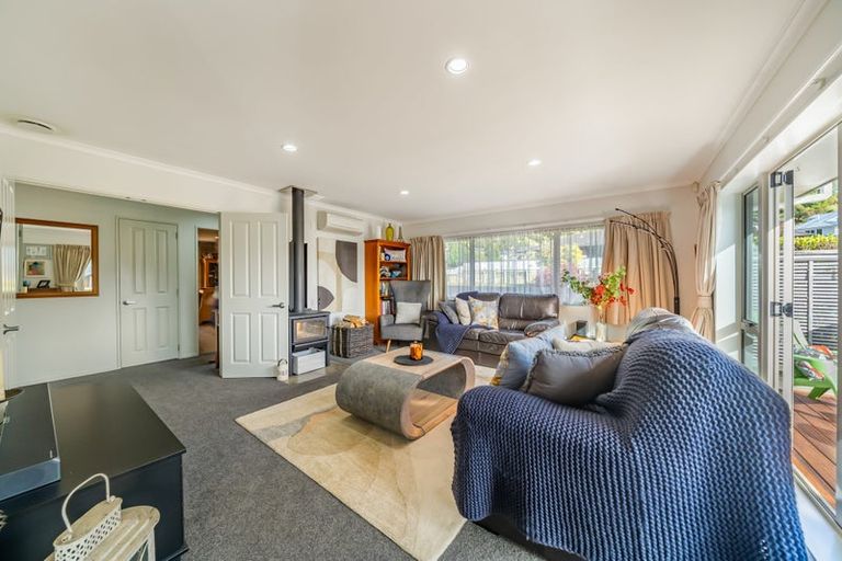 Photo of property in 48 King Charles Drive, Kingsley Heights, Upper Hutt, 5018