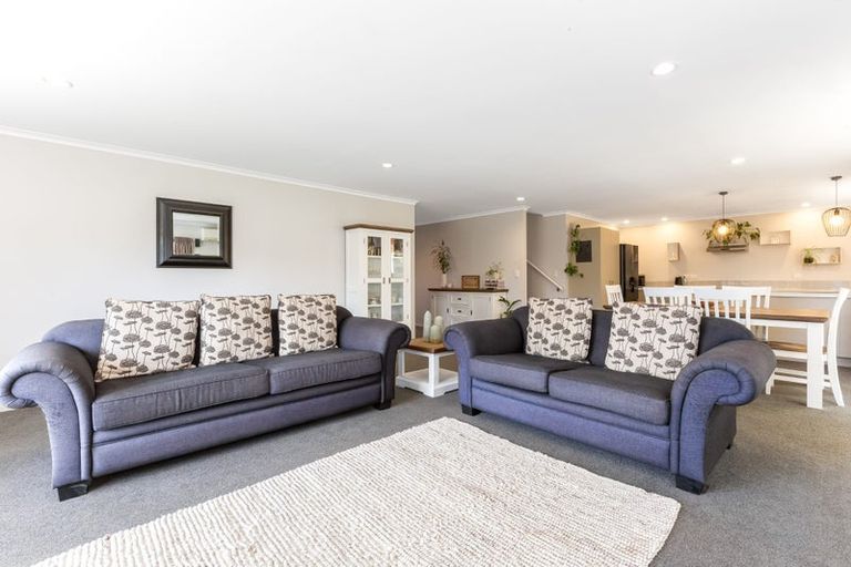 Photo of property in 10 Te Puia Drive, Aotea, Porirua, 5024