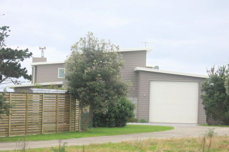 Photo of property in 114 Sands Crescent, Matarangi, Whitianga, 3592