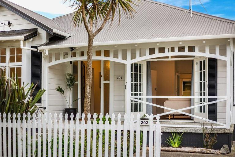 Photo of property in 202 Clyde Street, Island Bay, Wellington, 6023
