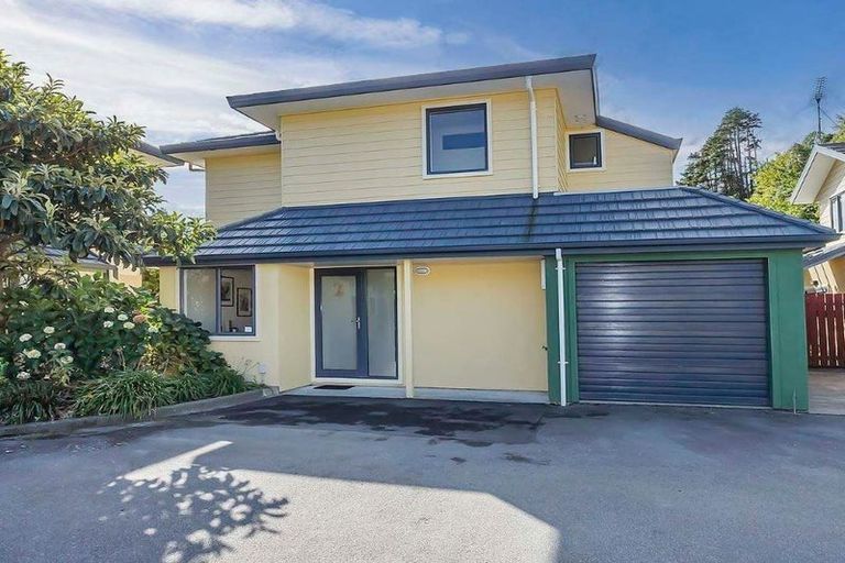 Photo of property in 2/7 Carleton Terrace, Tawa, Wellington, 5028