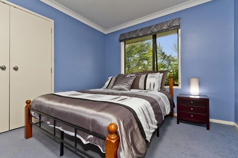 Photo of property in 16 Baulcomb Parade, Windsor Park, Auckland, 0632