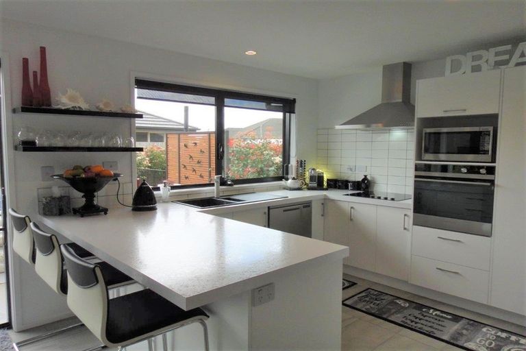 Photo of property in 16 Roto View, One Tree Point, 0118