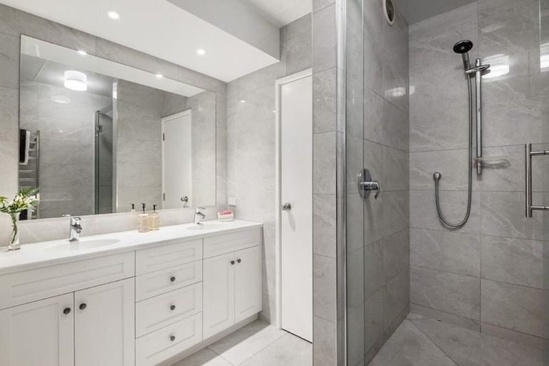 Photo of property in 3/25 Stanley Point Road, Stanley Point, Auckland, 0624