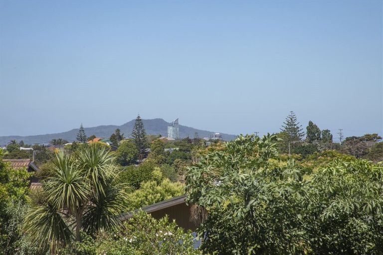 Photo of property in 323 Glenfield Road, Glenfield, Auckland, 0629