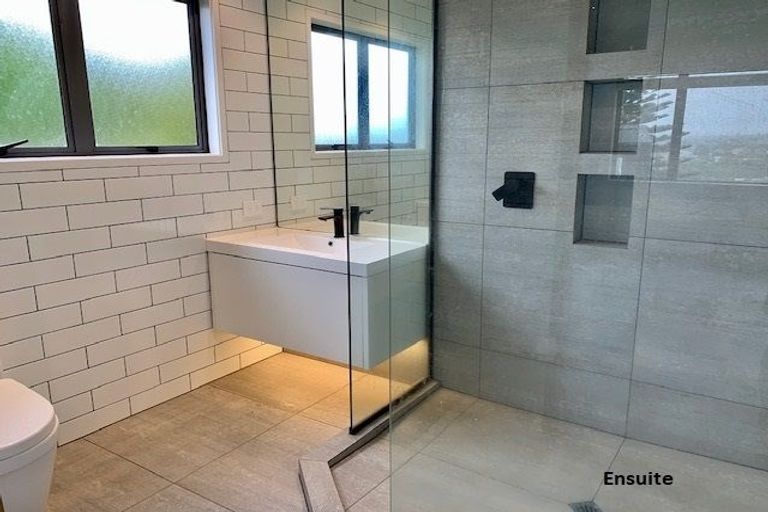 Photo of property in 2/90 Pupuke Road, Hillcrest, Auckland, 0627