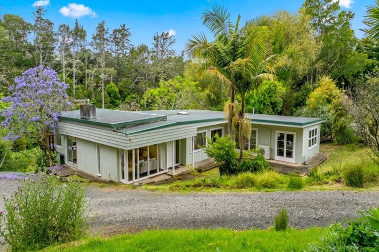 Photo of property in 10 Hobbs Road, Matakatia, Whangaparaoa, 0930