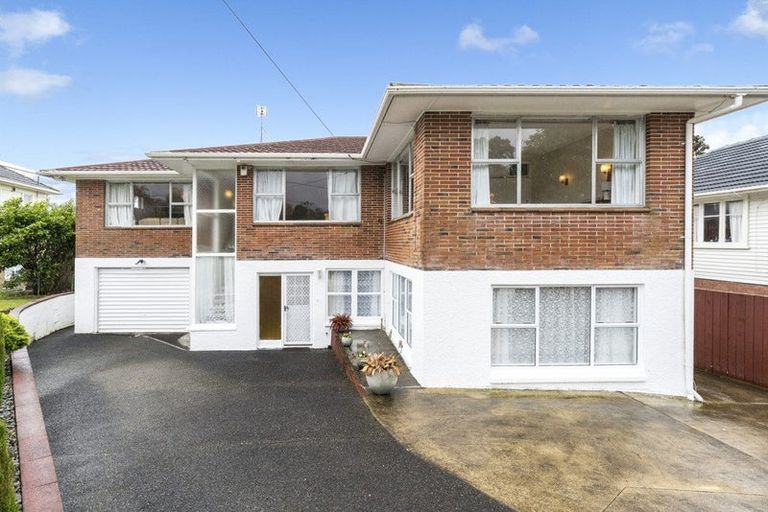 Photo of property in 8 Fowey Avenue, Te Atatu South, Auckland, 0610