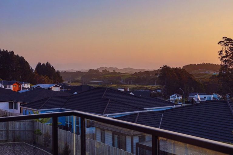 Photo of property in 5 Franheim Crescent, Orewa, 0931