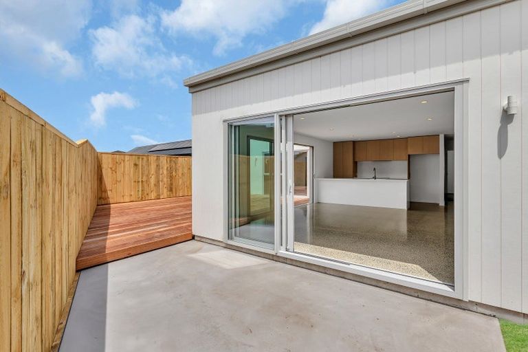 Photo of property in 111 Kaurinui Crescent, One Tree Point, 0118