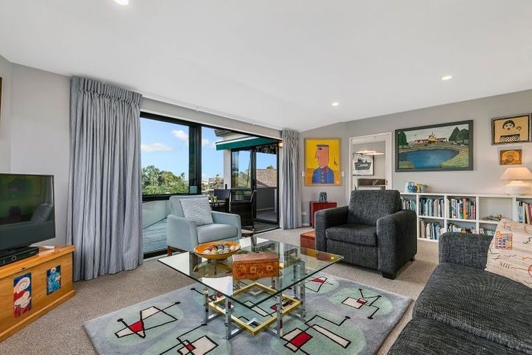 Photo of property in 1/262 Onewa Road, Birkenhead, Auckland, 0626