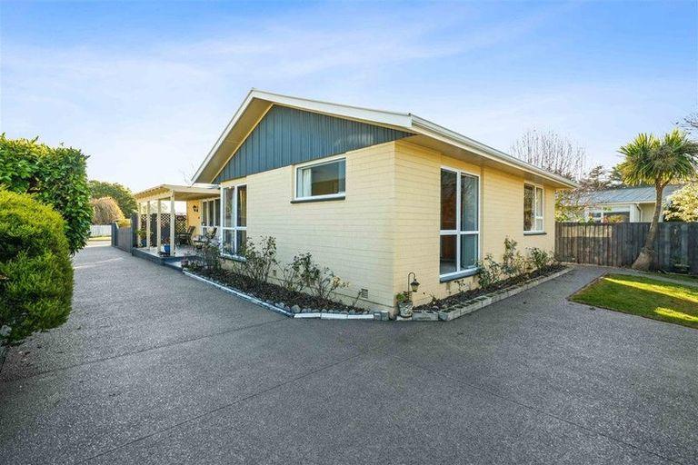 Photo of property in 22 Kathleen Crescent, Hornby, Christchurch, 8042