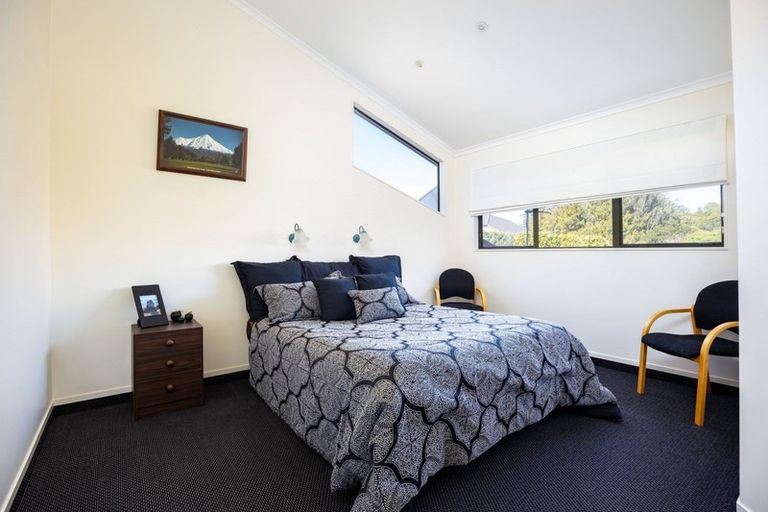 Photo of property in 22 Kinross Drive, Merrilands, New Plymouth, 4312