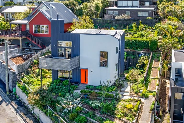 Photo of property in 6 Selwyn Road, Lyttelton, 8082