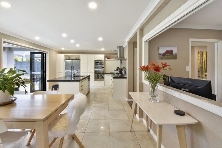 Photo of property in 14 Corsica Way, Karaka, Papakura, 2113